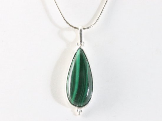 Lange druppelvormige zilveren hanger met malachiet aan ketting afbeelding 3
