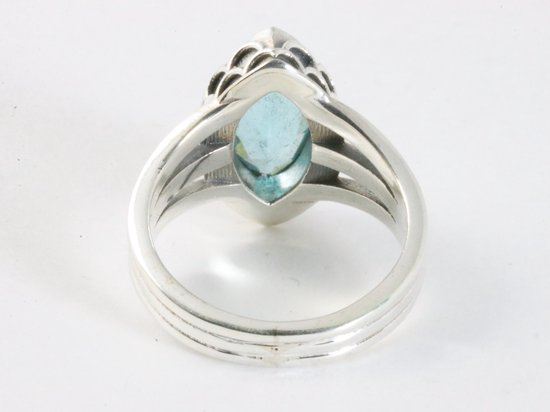 Bewerkte zilveren ring met blauwe topaas afbeelding 3