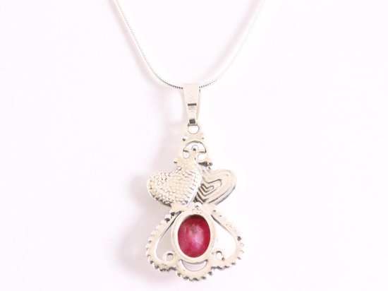 Bewerkte zilveren hanger met hartjes en robijn aan ketting afbeelding 3