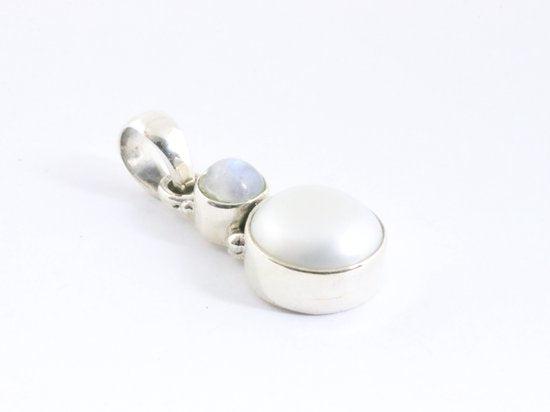 Zilveren hanger met regenboog maansteen en parel aan ketting afbeelding 2