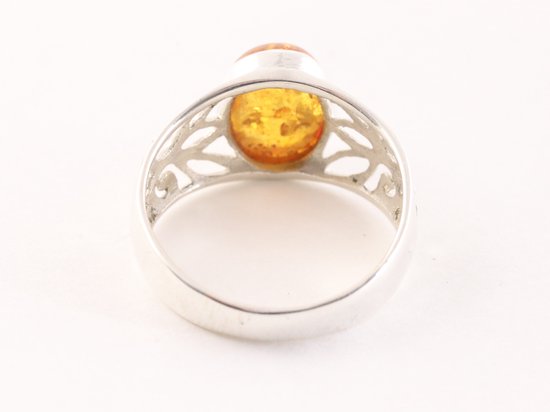 Opengewerkte zilveren ring met amber afbeelding 3
