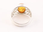 Opengewerkte zilveren ring met amber afbeelding 3