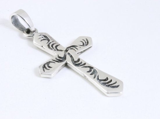 Bewerkte zilveren kruishanger met fantasie gravering afbeelding 2