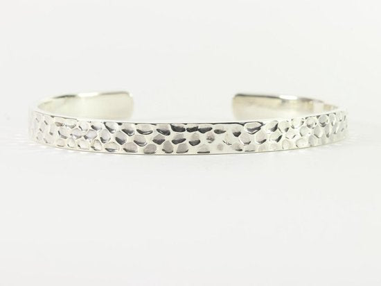 Fijne gehamerde zilveren klemarmband afbeelding 1