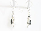 Fijne bewerkte zilveren oorbellen met onyx en parel afbeelding 2