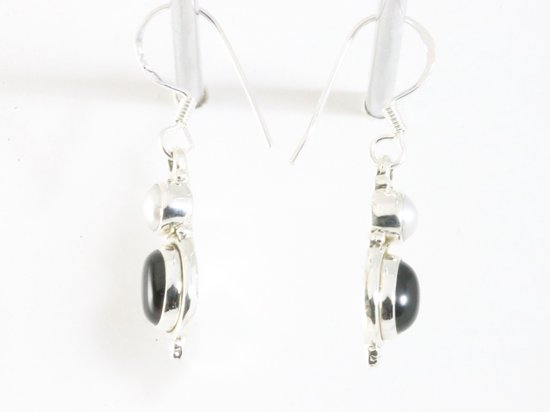 Fijne bewerkte zilveren oorbellen met onyx en parel afbeelding 2