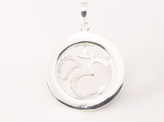 Ronde zilveren hanger met ohm teken en lapis lazuli afbeelding 3