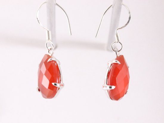 Fijne druppelvormige zilveren oorbellen met rode onyx afbeelding 2