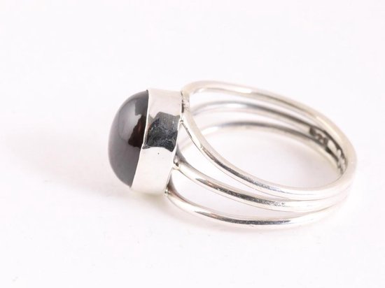 Opengewerkte zilveren ring met granaat afbeelding 2