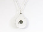 Fijne bewerkte ovale zilveren hanger met labradoriet aan ketting afbeelding 3