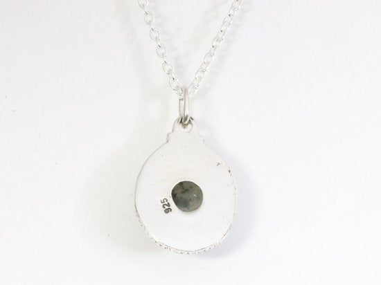 Fijne bewerkte ovale zilveren hanger met labradoriet aan ketting afbeelding 3