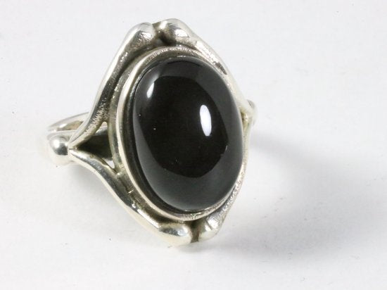 Bewerkte zilveren ring met onyx afbeelding 1