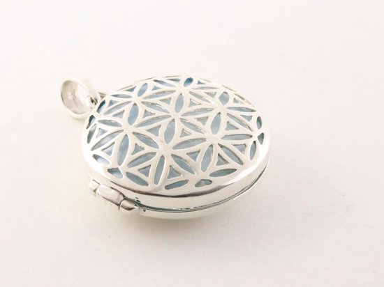 Rond opengewerkt zilveren medaillon met lichtblauwe schelp afbeelding 2