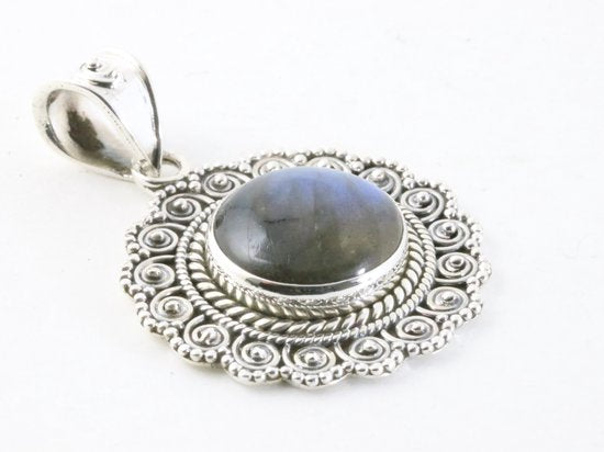 Ronde bewerkte zilveren hanger met labradoriet afbeelding 2