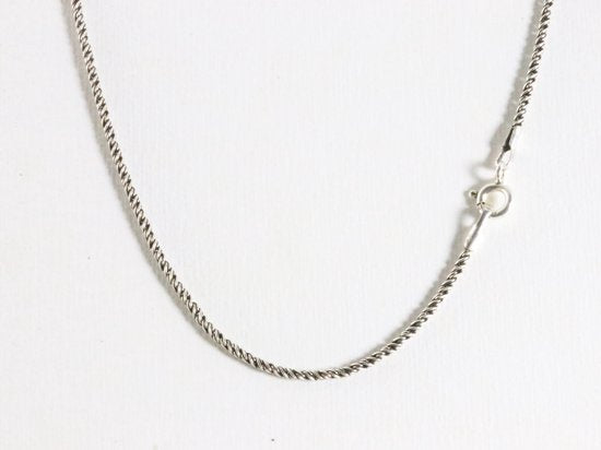 Traditionele bewerkte zilveren hanger met rode koraal steen aan ketting afbeelding 5