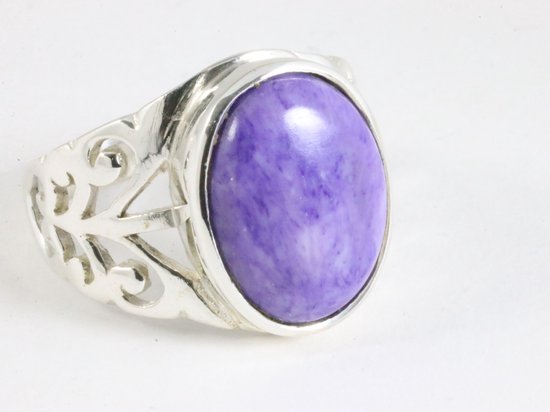 Opengewerkte zilveren ring met charoiet afbeelding 1