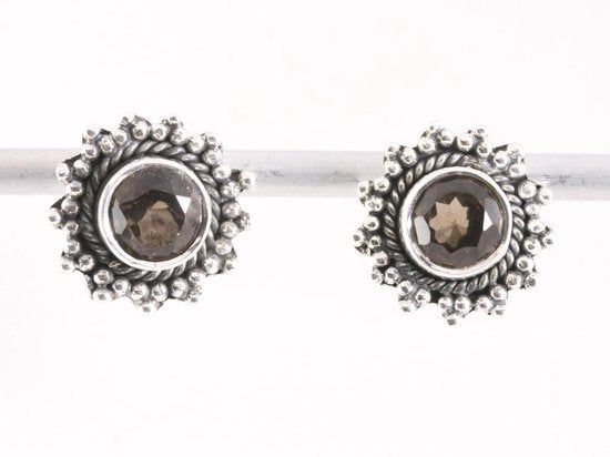 Fijne bewerkte ronde zilveren oorstekers met rookkwarts afbeelding 1