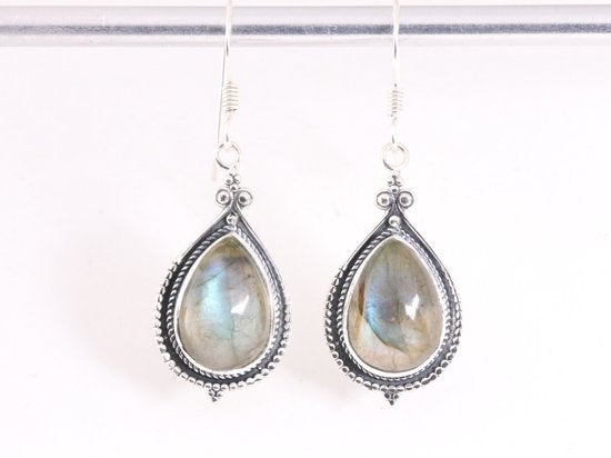 Bewerkte zilveren oorbellen met labradoriet afbeelding 4