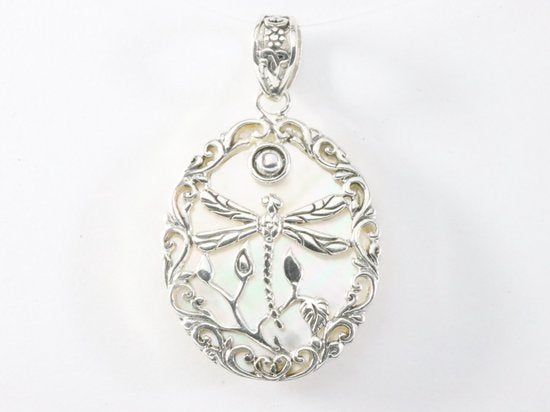 Ovale zilveren hanger met libelle op parelmoer afbeelding 4