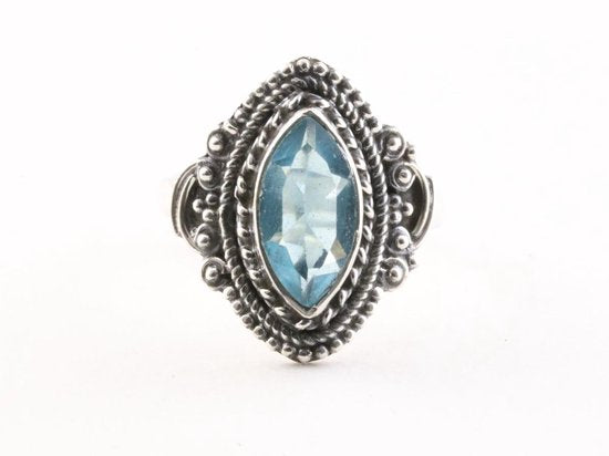 Bewerkte zilveren ring met blauwe topaas afbeelding 4