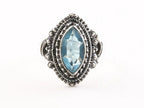Bewerkte zilveren ring met blauwe topaas afbeelding 4