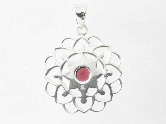 Opengewerkte zilveren hanger met granaat afbeelding 3