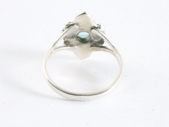 Fijne bewerkte zilveren ring met blauwe topaas afbeelding 3