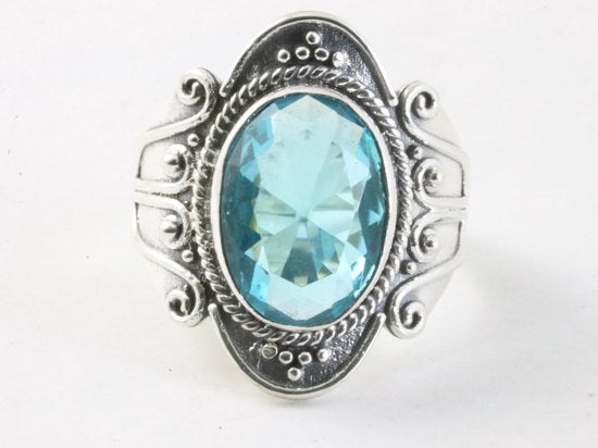 Bewerkte zilveren ring met blauwe topaas afbeelding 4