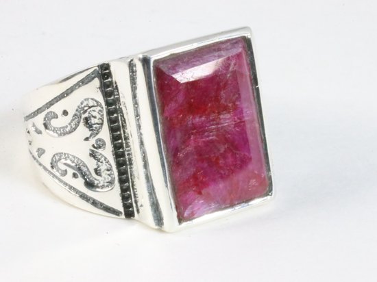 Zware bewerkte zilveren ring met robijn afbeelding 1