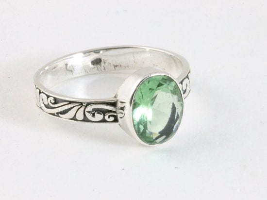 Fijne bewerkte zilveren ring met groene amethist afbeelding 1