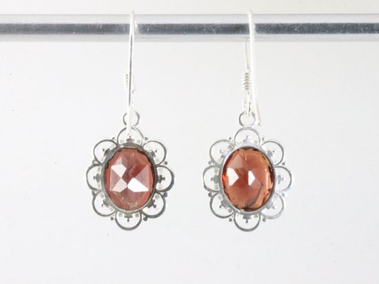 Fijne opengewerkte zilveren oorbellen met granaat afbeelding 3