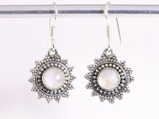 Fijne bewerkte zilveren oorbellen met regenboog maansteen afbeelding 1