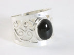 Brede opengewerkte zilveren ring met onyx afbeelding 1