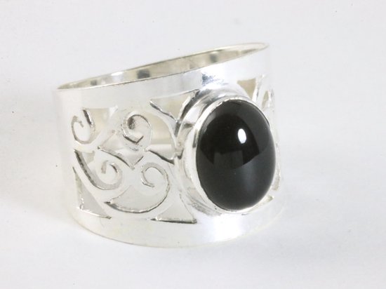 Brede opengewerkte zilveren ring met onyx afbeelding 1