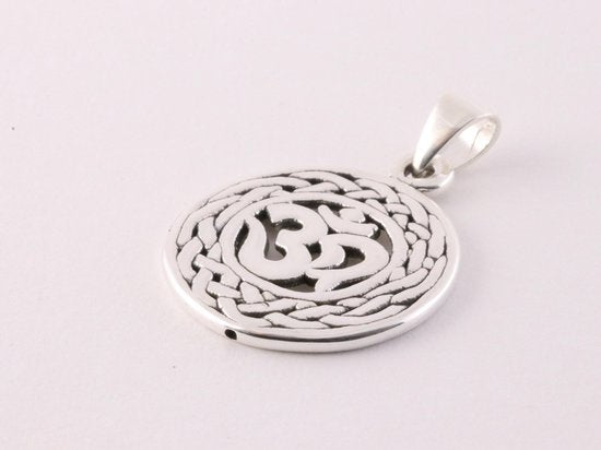 Ronde zilveren hanger met ohm teken afbeelding 2