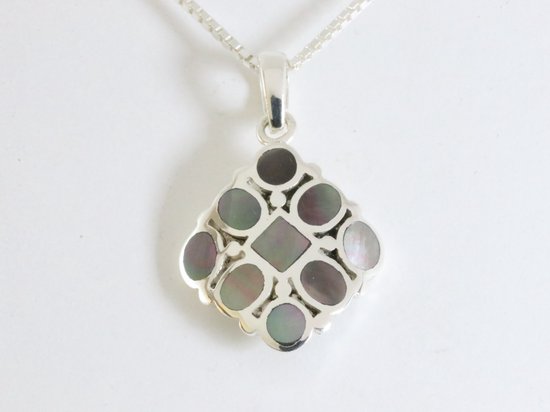 Hoogglans zilveren hanger met zwarte schelp aan ketting afbeelding 5