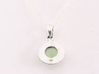 Ronde bewerkte zilveren hanger met prehniet aan ketting afbeelding 3