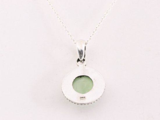 Ronde bewerkte zilveren hanger met prehniet aan ketting afbeelding 3