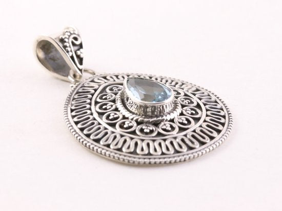 Bewerkte zilveren hanger met blauwe topaas afbeelding 2