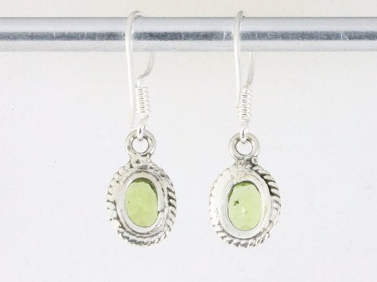 Fijne bewerkte zilveren oorbellen met peridoot afbeelding 2