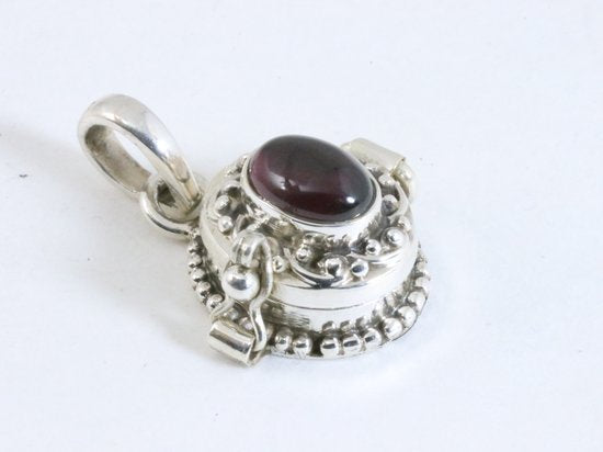 Traditioneel fijn bewerkt zilveren medaillon met granaat afbeelding 2