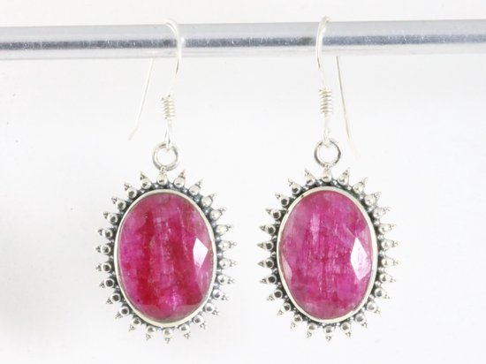 Bewerkte zilveren oorbellen met robijn afbeelding 4