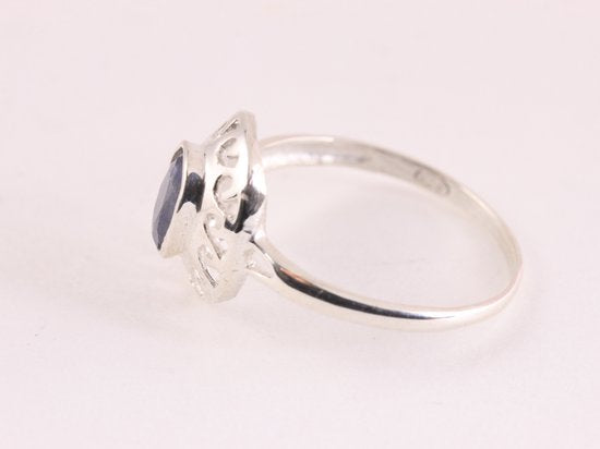 Fijne opengewerkte zilveren ring met blauwe saffier afbeelding 2