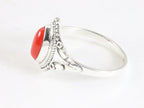 Fijne bewerkte zilveren ring met rode koraal steen afbeelding 2