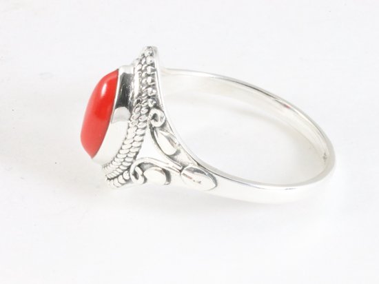 Fijne bewerkte zilveren ring met rode koraal steen afbeelding 2