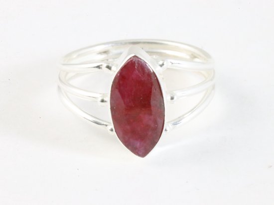 Opengewerkte zilveren ring met robijn afbeelding 4