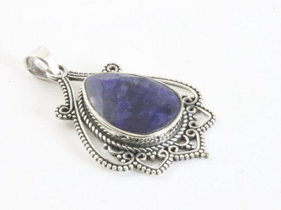 Bewerkte zilveren hanger met blauwe saffier afbeelding 2