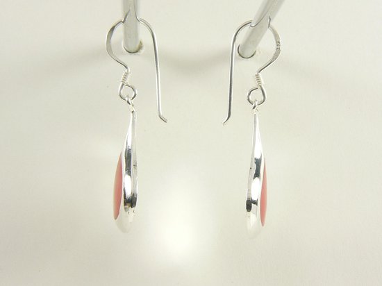 Druppelvormige zilveren oorbellen met rode koraal steen afbeelding 2