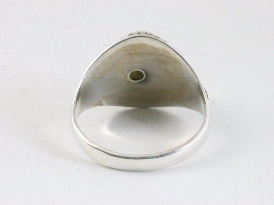 Bewerkte zilveren ring met labradoriet afbeelding 3