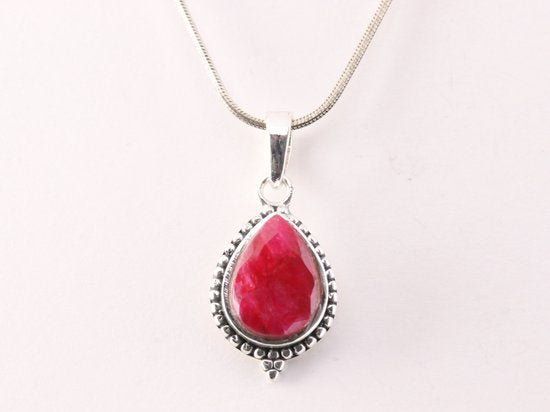 Fijne bewerkte druppelvormige zilveren hanger met robijn aan ketting afbeelding 4